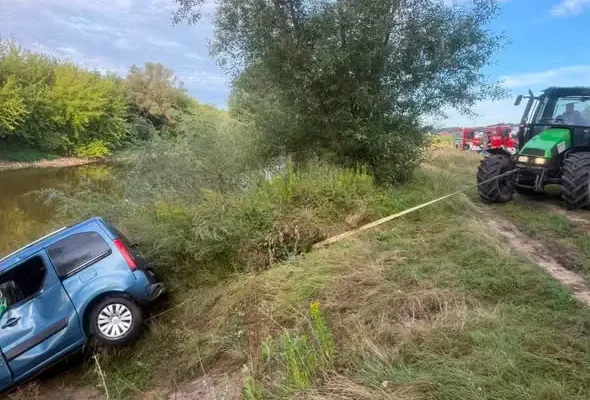 Samochód wpadł do kanału na Wiśle w Tursku Małym. Akcja służb