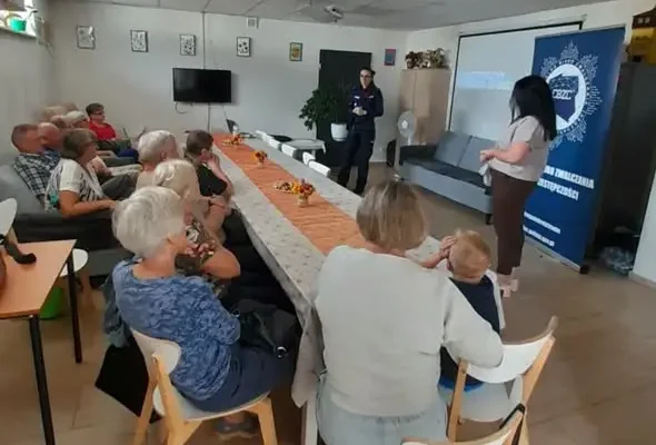 Seniorzy z Klubu Seniora uczą się, jak bronić przed cyberoszustami