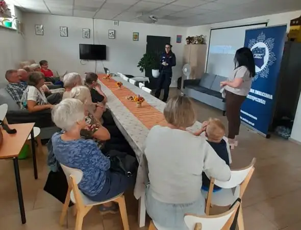 Seniorzy z Klubu Seniora uczą się, jak bronić przed cyberoszustami