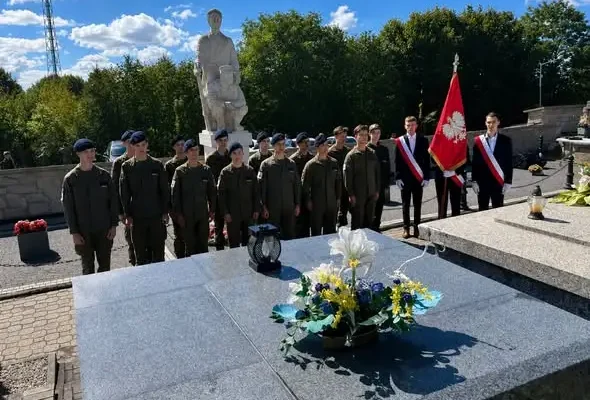 Uczniowie staszowskiej „Staszicówki” uczcili 87. rocznicę wybuchu II wojny światowej