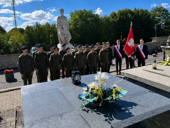 Uczniowie staszowskiej „Staszicówki” uczcili 87. rocznicę wybuchu II wojny światowej
