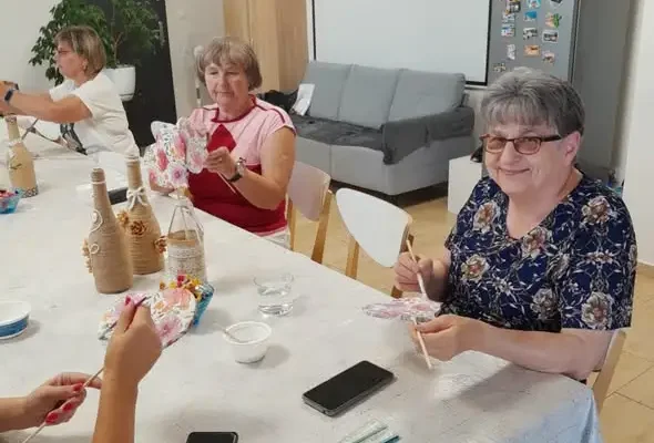 Arteterapia w praktyce: serduszka ozdobione techniką decoupage