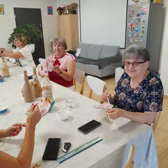 Arteterapia w praktyce: serduszka ozdobione techniką decoupage