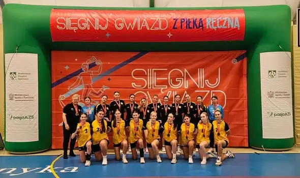 Młodziczki z Dolnego Śląska z sukcesem w turnieju „Sięgnij gwiazd z piłką ręczną”