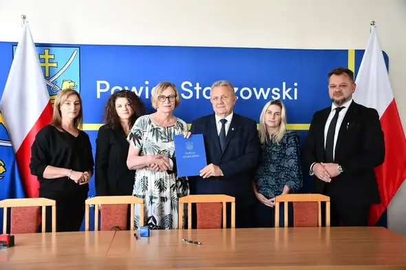 Powiat Staszowski i Gmina Łubnice podpisały umowę na zakup mikrobusa dla ŚDS w Budziskach