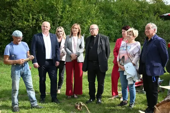 Szydłów: zakończenie pleneru rzeźbiarskiego – apostołowie z drewna topolowego ozdobią zabytkowy kościółek