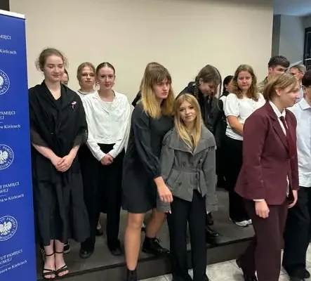 Uczennice z województwa na konkursie recytatorskim IPN o II wojnie światowej