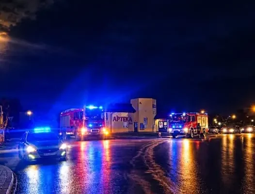 Nocna interwencja strażaków w Osieku – usuwanie plamy oleju na DK79