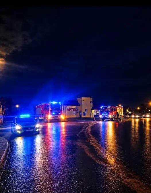 Nocna interwencja strażaków w Osieku – usuwanie plamy oleju na DK79