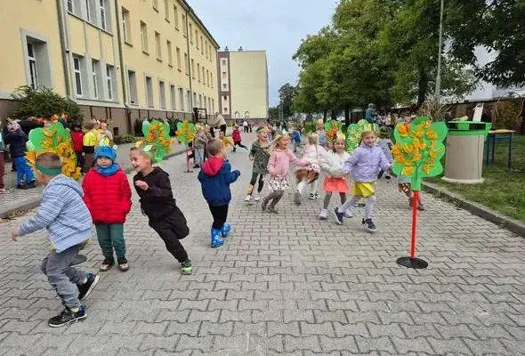 Przedszkolaki uroczyście powitały jesień – kolorowe święto w przedszkolu