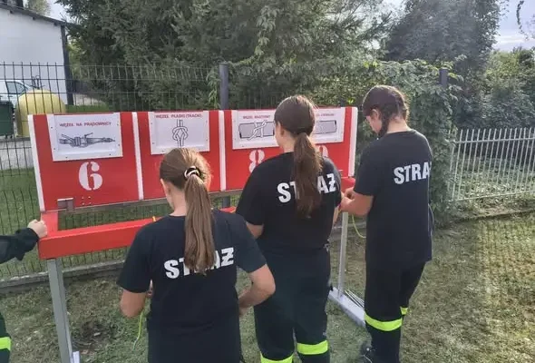 Młodzieżowa Drużyna Pożarnicza z OSP Staszów szkoli się na nowym sprzęcie
