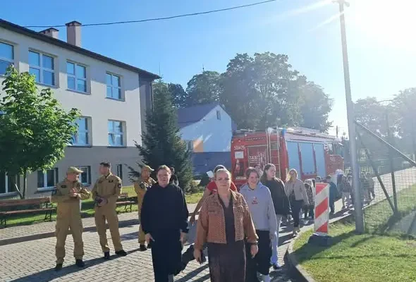 Próbny alarm przeciwpożarowy w szkole — ćwiczenia ewakuacji