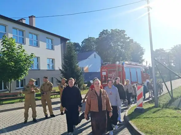 Próbny alarm przeciwpożarowy w szkole — ćwiczenia ewakuacji