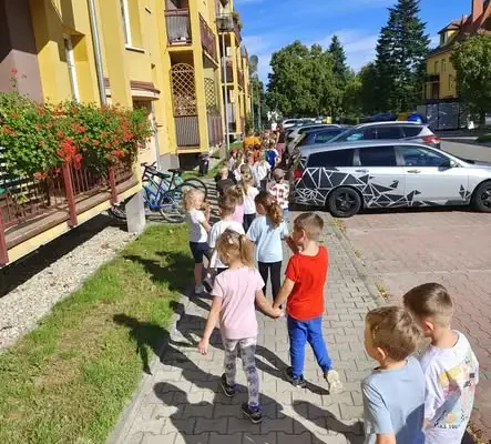 Jesienny spacer przedszkolaków z grup Sarenek, Niedźwiadków i Wiewiórek