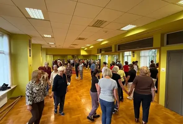 Taniec liniowy dla seniorów w Połańcu — zajęcia trwają w najlepsze