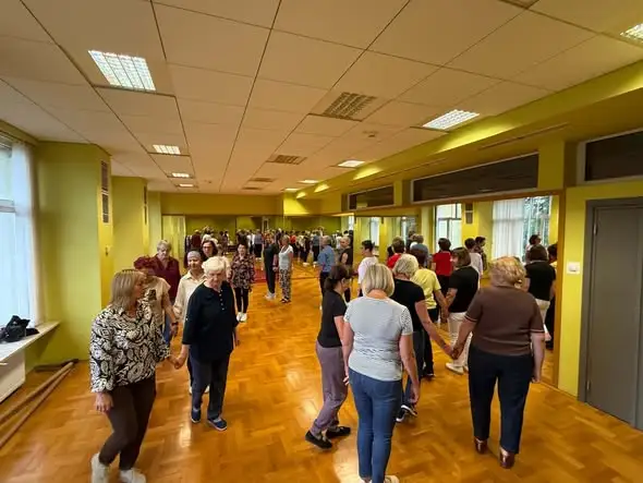 Taniec liniowy dla seniorów w Połańcu — zajęcia trwają w najlepsze
