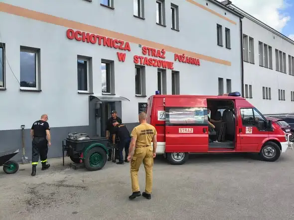 Strażacy z OSP Staszów ugotowali zalewajkę dla uczestników Diecezjalnego Harcerskiego Startu