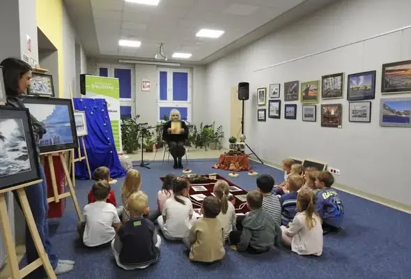 Jesienna przygoda w bibliotece w Staszowie – przedszkolaki odkrywały leśne tajemnice