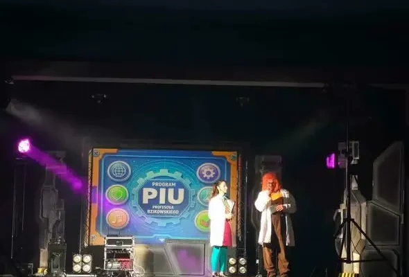 Pierwszoklasiści ze Staszowa uczyli się bezpieczeństwa w sieci w teatrze