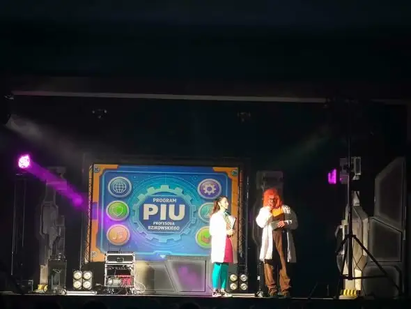 Pierwszoklasiści ze Staszowa uczyli się bezpieczeństwa w sieci w teatrze