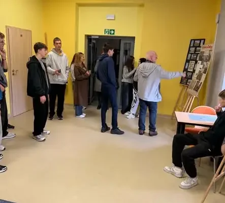 Pierwszoklasiści ze Staszowa odkrywali miasto z asystentami międzykulturowymi