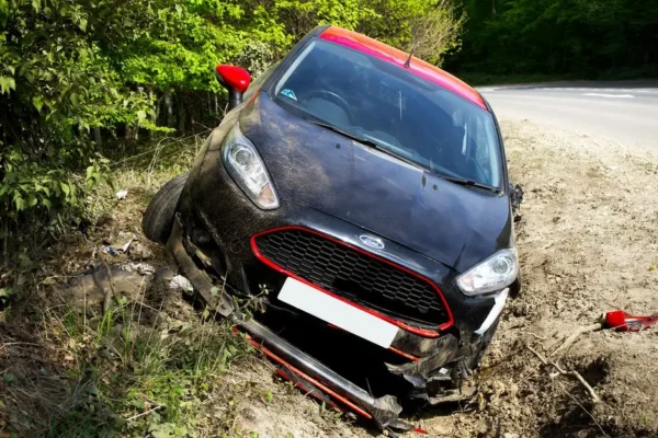 Pijany kierowca wpadł w rów. Wiózł pasażera poszukiwanego listem gończym