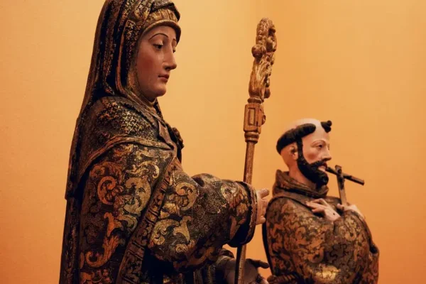 Szydłów: Zakończenie pleneru rzeźbiarskiego – apostołowie z drewna topolowego ozdobią zabytkowy kościółek