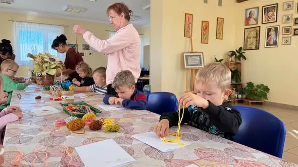 Jesienne zabawy w świetlicy w Jurkowicach – przedszkolaki z wizytą