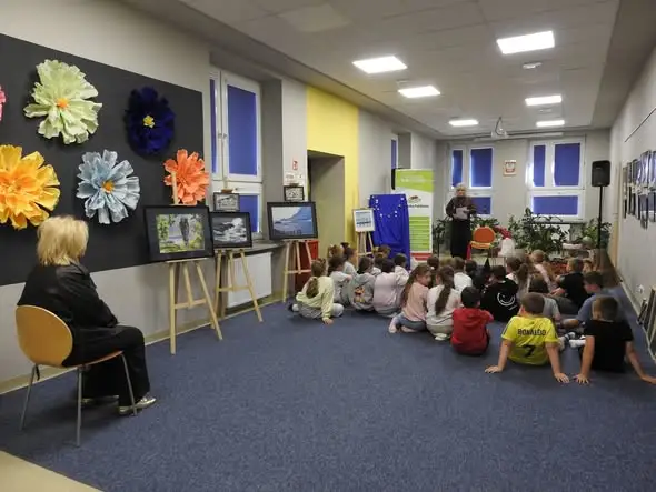 Trzecioklasiści ze Staszowa ożywili biblioteczne regały