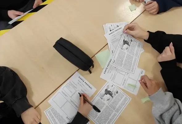 Uczniowie uczą się odróżniać fakty od fake newsów – warsztaty Szkoły Krytycznego Myślenia