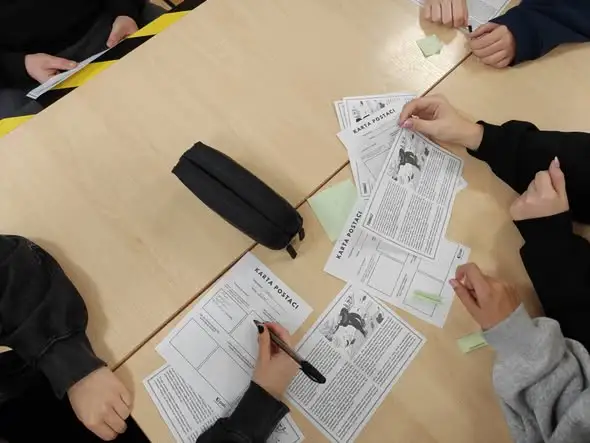 Uczniowie uczą się odróżniać fakty od fake newsów – warsztaty Szkoły Krytycznego Myślenia