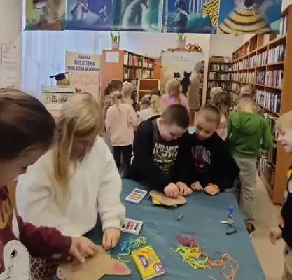 Bogoria: Uczniowie odkrywali świat Józefa Wilkonia w bibliotece