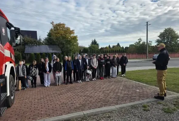 Uczniowie z Osieka odwiedzili strażaków. Poznali sprzęt i zasady pierwszej pomocy