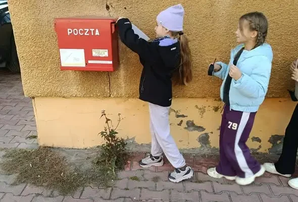 Uczniowie klasy 2a ze Staszowa poznali tajniki pracy poczty