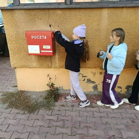 Uczniowie klasy 2a ze Staszowa poznali tajniki pracy poczty