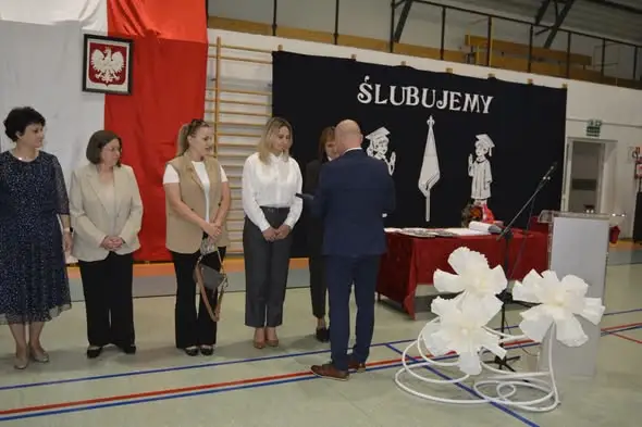 Dzień Edukacji Narodowej w szkole – ślubowanie pierwszaków i podziękowania dla nauczycieli