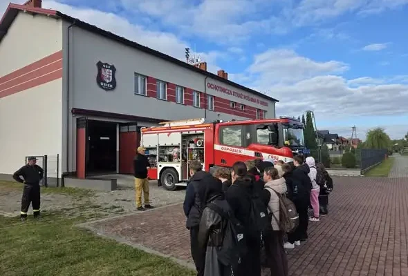 Uczniowie z Osieka odwiedzili strażaków. Poznali sprzęt i zasady pierwszej pomocy