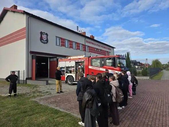 Uczniowie z Osieka odwiedzili strażaków. Poznali sprzęt i zasady pierwszej pomocy