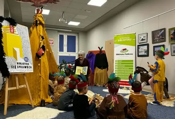 Indiańska Noc w staszowskiej bibliotece – tipi, pióropusze i nocne odkrywanie książnicy