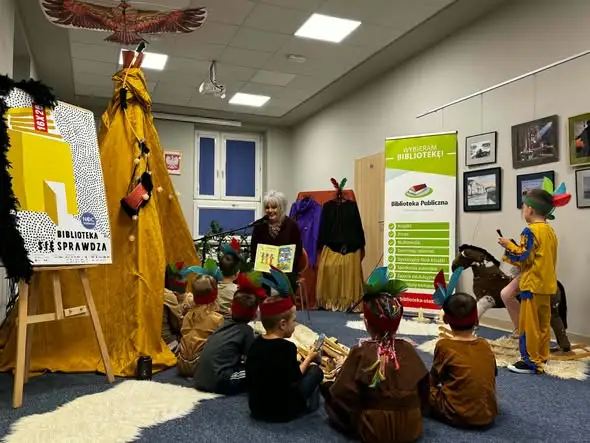 Indiańska Noc w staszowskiej bibliotece – tipi, pióropusze i nocne odkrywanie książnicy
