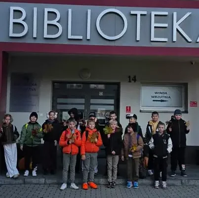 Jesienne warsztaty klasy III B w staszowskiej bibliotece