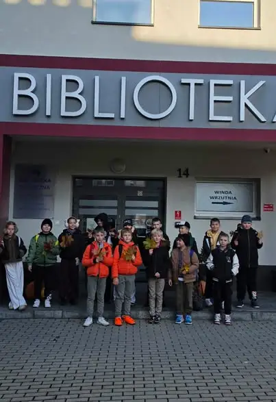 Jesienne warsztaty klasy III B w staszowskiej bibliotece