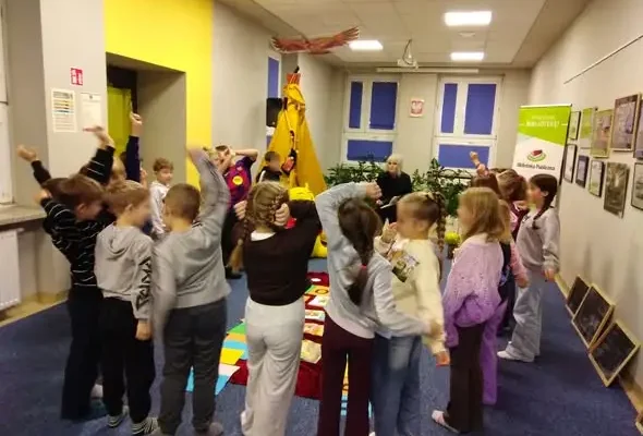 Stumilowy Las w Staszowie – drugoklasiści świętowali 100-lecie Kubusia Puchatka