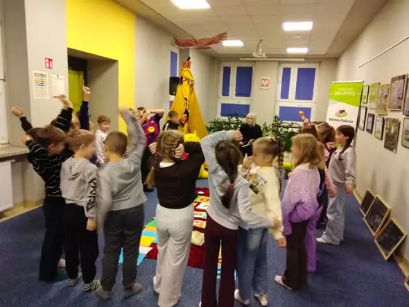 Stumilowy Las w Staszowie – drugoklasiści świętowali 100-lecie Kubusia Puchatka