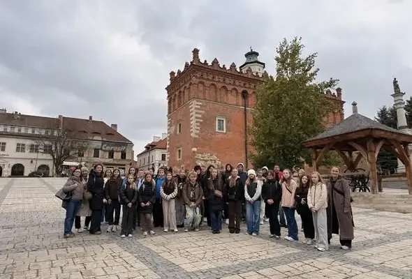 Młodzież z gminy Osiek poznała kulisy pracy telewizji w Sandomierzu