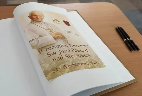 Staszów świętuje 5-lecie patronatu św. Jana Pawła II – koncert, sesja i niedzielna msza