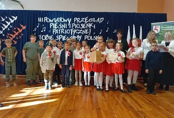 Uczniowie z Osieka na podium konkursu piosenki patriotycznej w Zbicznie