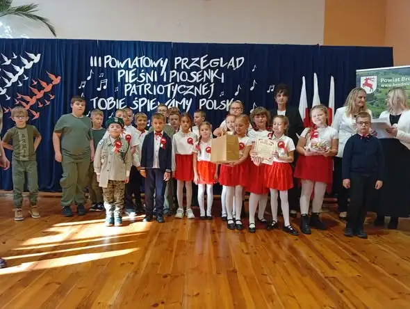 Uczniowie z Osieka na podium konkursu piosenki patriotycznej w Zbicznie