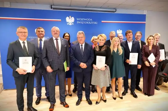 Osiek z umową na remont drogi. Wojewoda świętokrzyski wspiera inwestycję