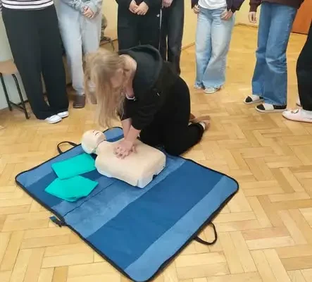 Tydzień Zdrowia w szkole – uczniowie uczyli się resuscytacji i obsługi AED